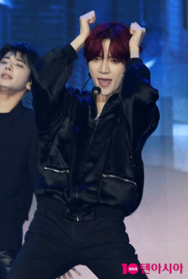[TEN포토] TXT 범규 '섹시한 손짓'