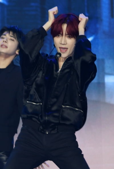 [TEN포토] TXT 범규 '섹시한 손짓'