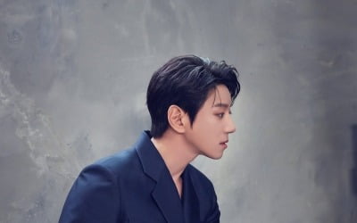 '컴백 D-2' 황치열, 새 앨범 '바이 마이 사이드' 콘셉트 포토 공개…독보 비주얼 '눈길'