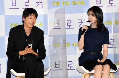 [TEN 포토] 이지은 "강동원 선배 애들과 재미있게 노는 모습에 감동"