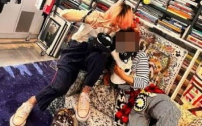 무슨 사이야?…GD, 낯선 여자와 '밀착' 스킨십 [TEN★]