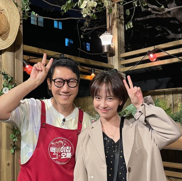 송지효, '런닝맨' 직장 동료와 투샷...석삼이형 진짜 맛있어요[TEN★]