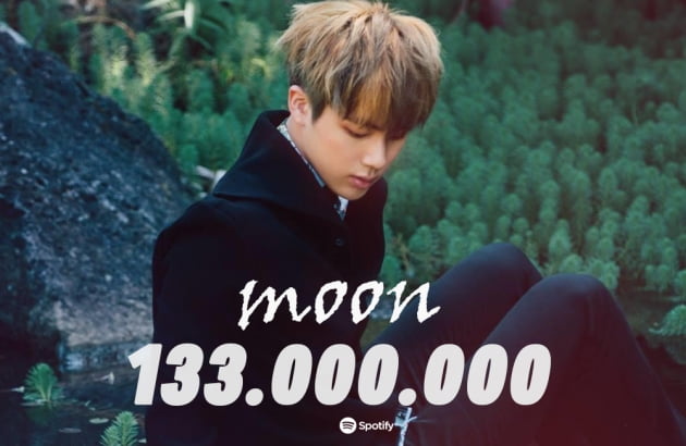 방탄소년단 진, 자작솔로곡 'Moon' 스포티파이 1억 3300만 스트리밍 돌파