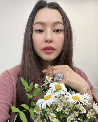 '6월 출산' 이하늬, 큰 반지로 가린 손등 상처…한창 꽃이 좋은 나이[TEN★]