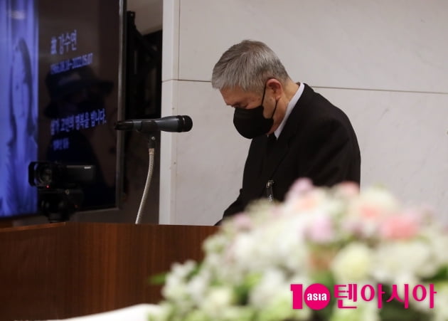 [TEN 포토] 임권택 감독 '故 강수연과 마지막 인사'
