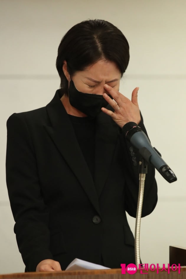 [TEN 포토] 눈물 흘리는 문소리