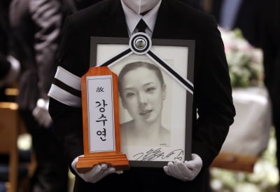 [TEN 포토] 영정 속 미소 짓는 강수연
