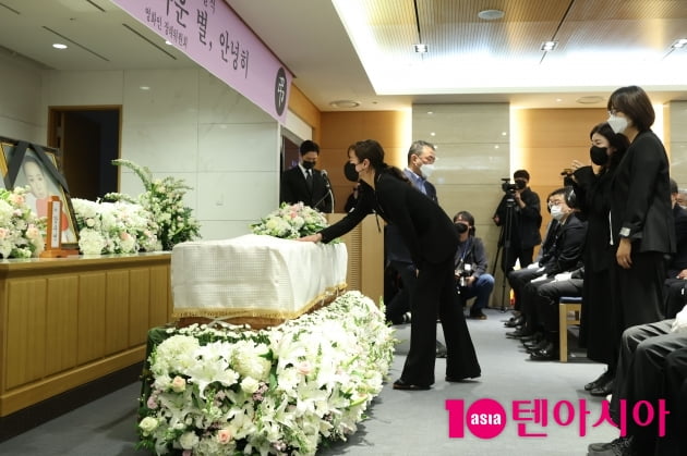 [TEN 포토] 작별인사하는 예지원