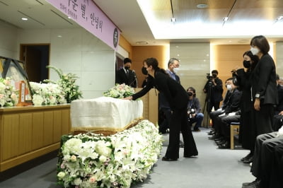 [TEN 포토] 작별인사하는 예지원