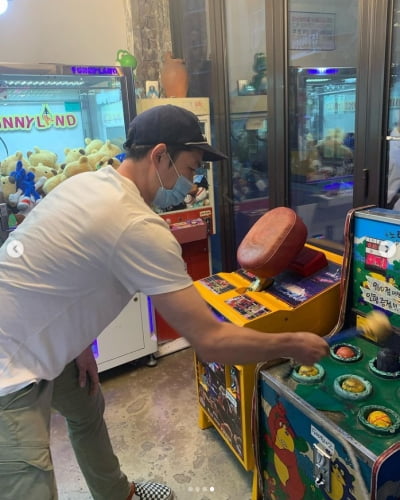 '슈주 탈퇴' 강인, 작품보며 참 좋다...두더지게임으로 스트레스 날려요[TEN★]