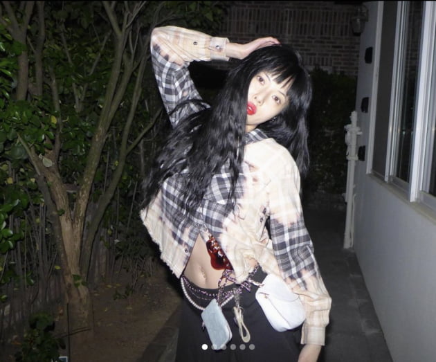 현아, 일부러 단추 푸르고 과감한 노출…'♥던' 놀라겠네 [TEN★]