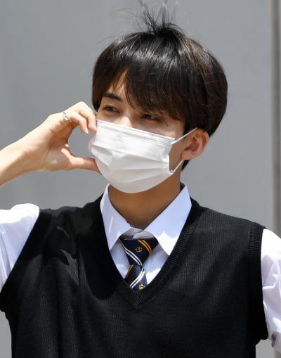 [TEN 포토] 세븐틴 정한 '마스크 가려도 잘생김'