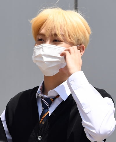 [TEN 포토] 세븐틴 승관 '눈부신 볼하트'