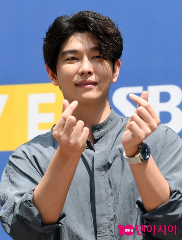 [TEN 포토] 윤균상 '꿀 떨어지는 하트'