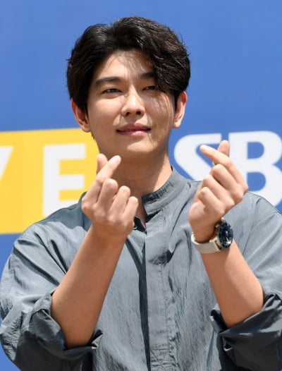 [TEN 포토] 윤균상 '꿀 떨어지는 하트'