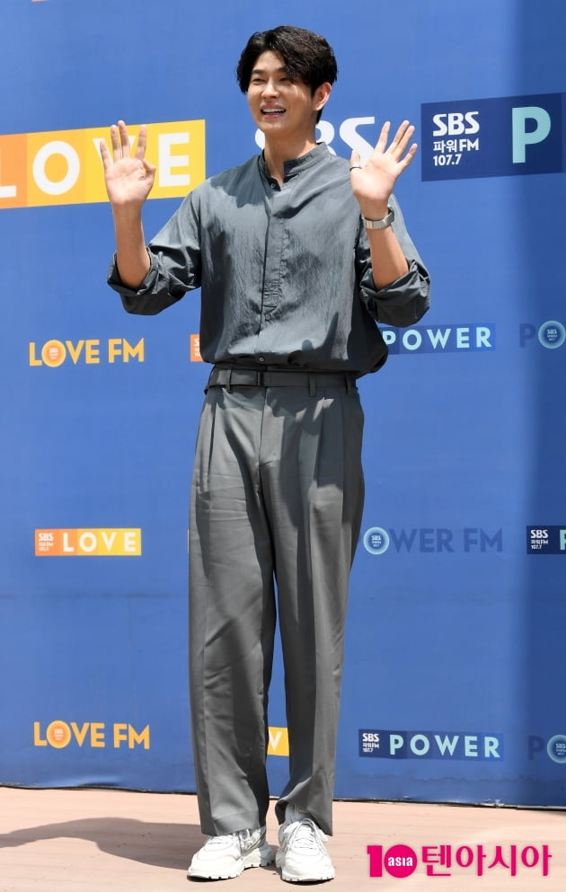 [TEN 포토] 윤균상 '끝도없는 다리길이'