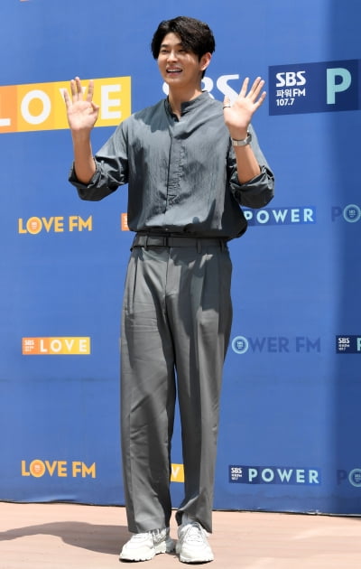 [TEN 포토] 윤균상 '끝도없는 다리길이'