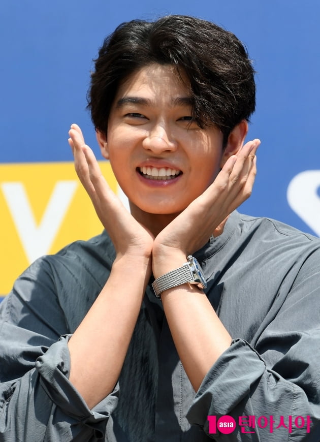 [TEN 포토] 윤균상 '꽃받침 할 나이 아닌데....'