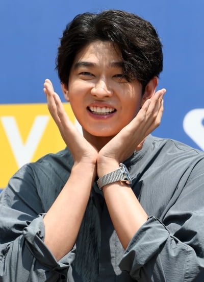 [TEN 포토] 윤균상 '꽃받침 할 나이 아닌데....'