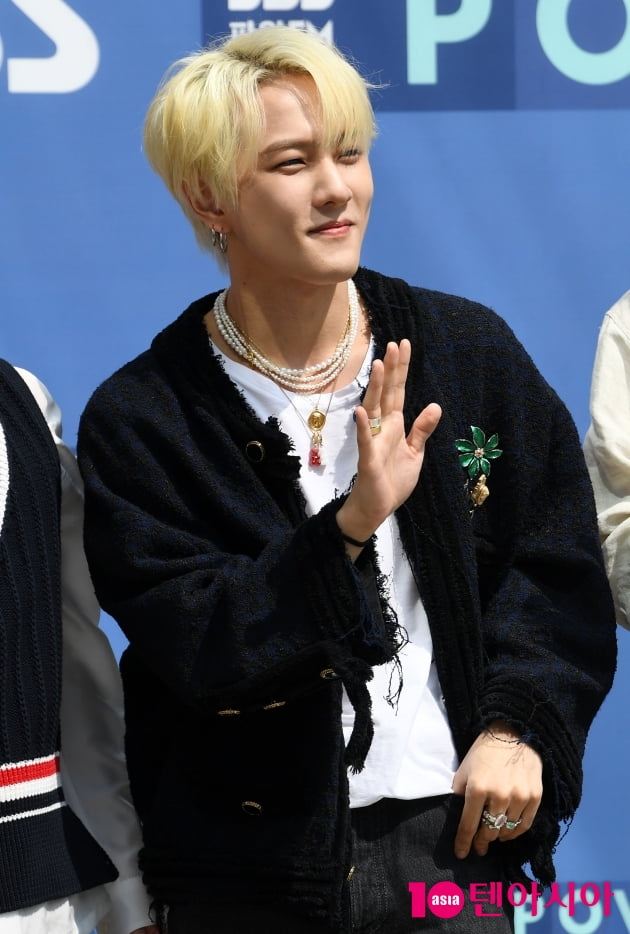 [TEN 포토] 아이콘 김동혁 '멋진 인사'