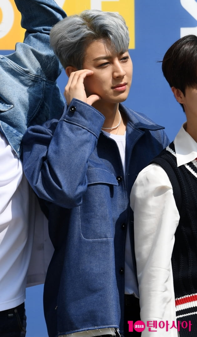 [TEN 포토] 아이콘 송윤형 '시선 사로잡는 그레이'