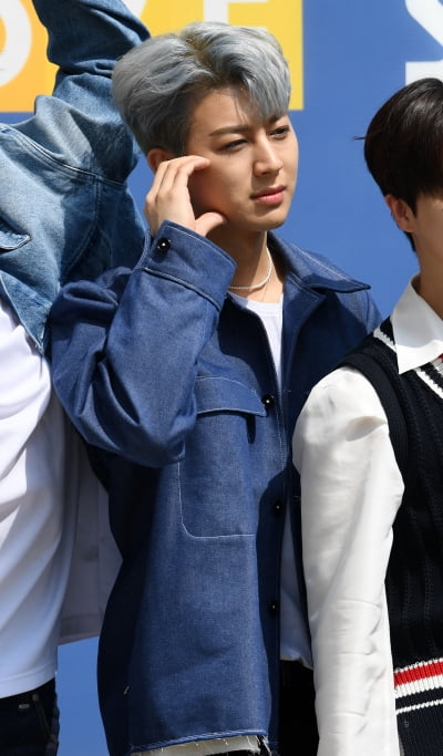[TEN 포토] 아이콘 송윤형 '시선 사로잡는 그레이'
