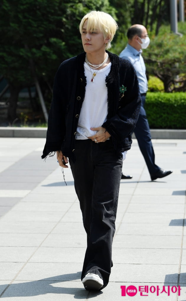 [TEN 포토] 아이콘 김동혁 '화려한 출근길'