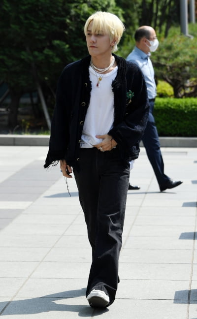 [TEN 포토] 아이콘 김동혁 '화려한 출근길'
