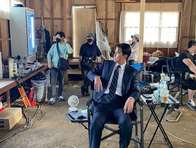 정우성, 장난 없는 슈트핏…촬영 대기 중에도 화보 찍네[TEN★]