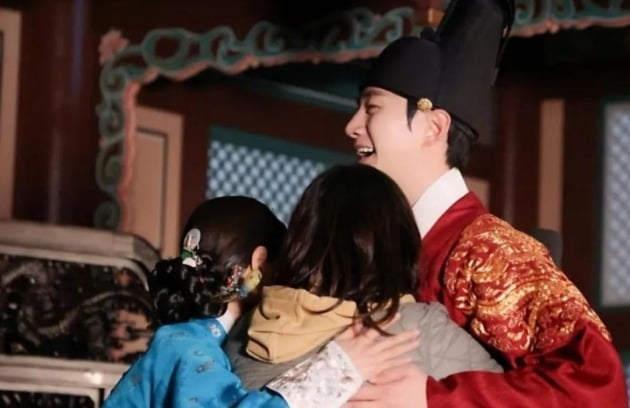 이준호, 이세영·정지인 감독과 포옹…반년 전 '옷소매' 마지막 촬영 날 추억[TEN★]