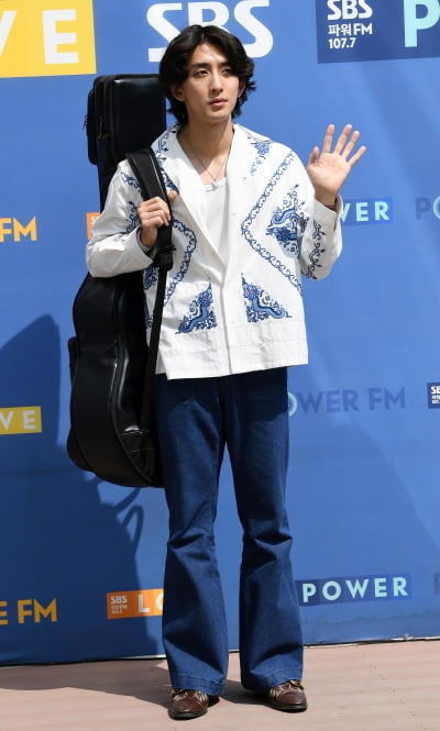 [TEN 포토] 잔나비 최정훈 '설레임 주는 인사'