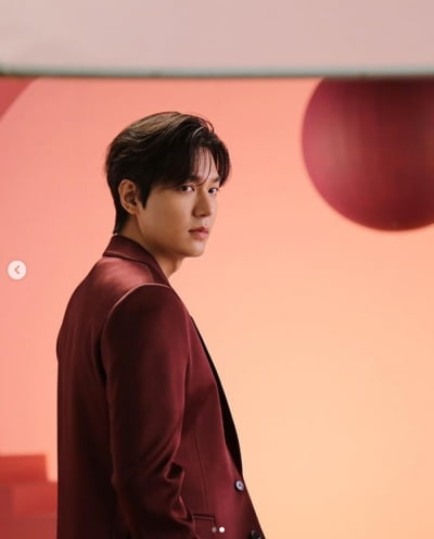 이민호, 매력으로 빈틈없는 외모..레드빛 유혹[TEN★]