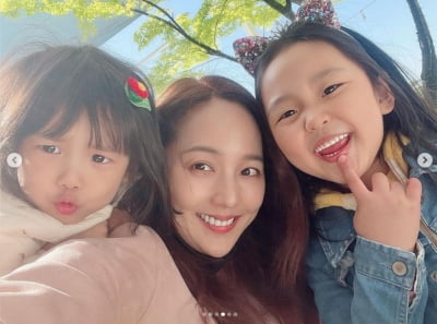 '기태영♥' 유진, 친구 가족과 즐거운 시간...변함없는 원조요정[TEN★]