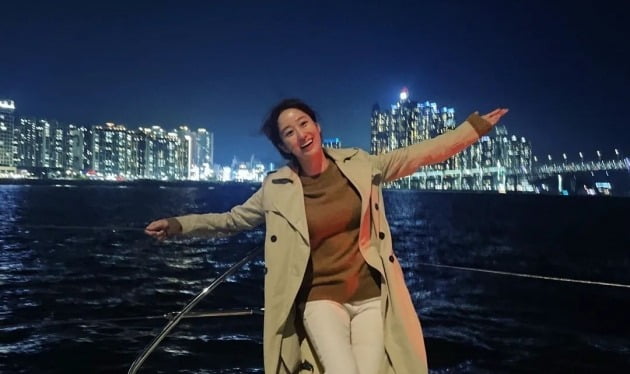 '치과의사♥' 전혜빈, 임신 중 럭셔리 요트 위 맨발 투혼…추위 이긴 낭만[TEN★]