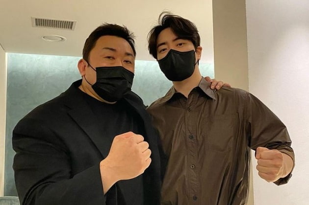 '범죄도시3' 새 빌런 이준혁, 마동석과 한 컷…주먹 크기 차이 무슨 일?[TEN★]