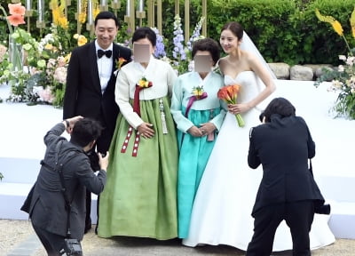 [단독][TEN 포토] 손담비♥이규혁 결혼식 '양가 어머님과 기념촬영'