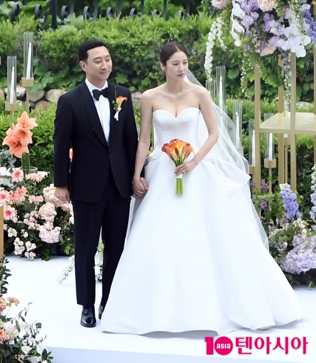 [단독][TEN 포토] 손담비♥이규혁 '두 손 꼭 잡고 결혼합니다'