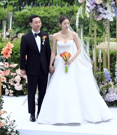 [단독][TEN 포토] 손담비♥이규혁 '두 손 꼭 잡고 결혼합니다'
