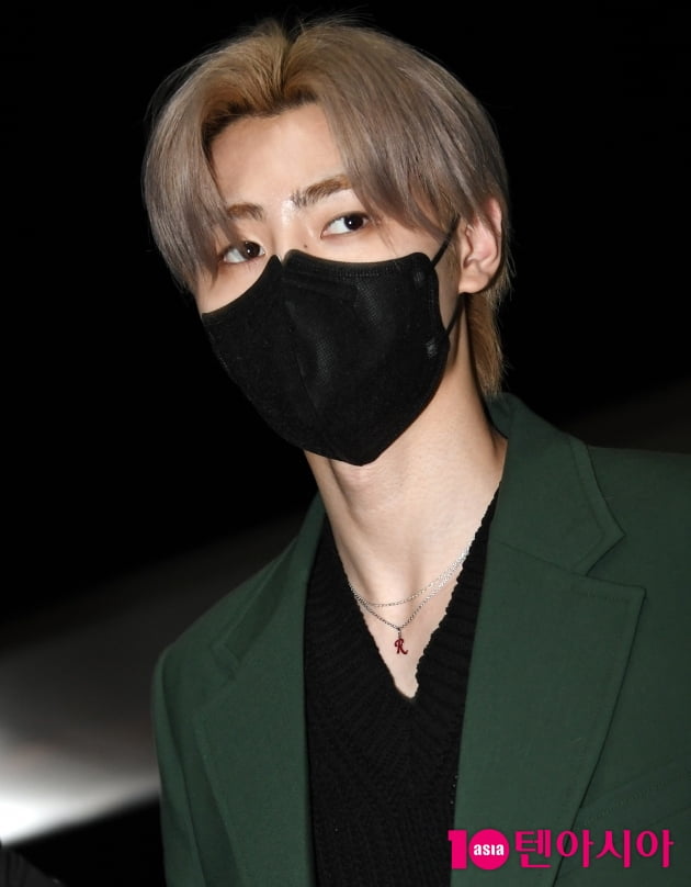 [TEN 포토] 엔하이픈 성훈 '마스크 넘어 잘생김'