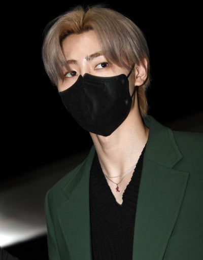 [TEN 포토] 엔하이픈 성훈 '마스크 넘어 잘생김'