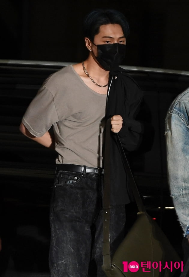 [TEN 포토] 엔하이픈 제이 '공항에서 화보 촬영중'