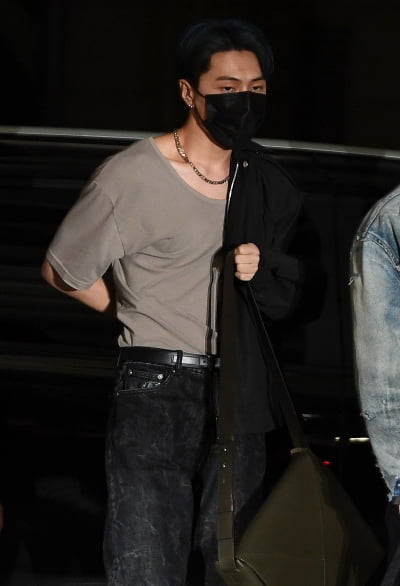 [TEN 포토] 엔하이픈 제이 '공항에서 화보 촬영중'