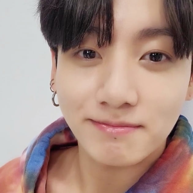 방탄소년단 정국 '영상통화'로 녹인 팬심...별박눈 눈맞춤X찹쌀떡 말랑 볼