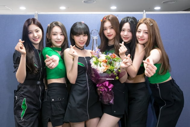 르세라핌, '국민 가수' 임영웅 이기고 '뮤뱅' 1위 "팬들 덕분"