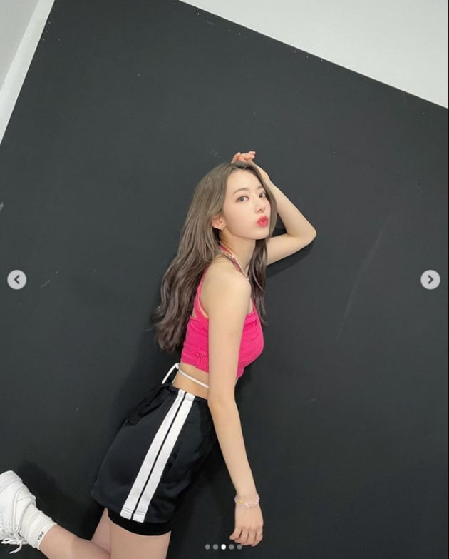 르세라핌 사쿠라, 자체발광 센터미모...인형 미모 폭발[TEN★]