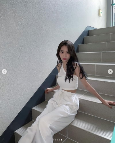 르세라핌 사쿠라, 자체발광 센터미모...인형 미모 폭발[TEN★]