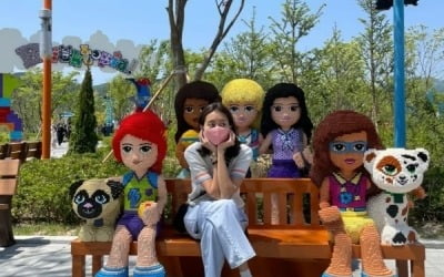 유이, '원조 글래머' 미녀의 테마파크 나들이…볼캡·찢청 패션 [TEN★]