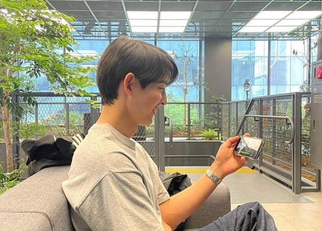 송중기, 재벌집 막내아들도 보는 '김태리 브이로그'…웃음꽃 만개했네[TEN★]