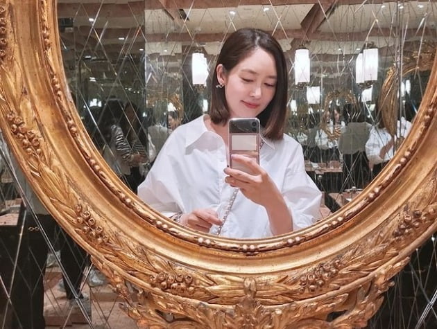 '안성현♥' 성유리, 명품 C사 가방+미니 스커트 입고…출산 4개월만 완벽 라인[TEN★]