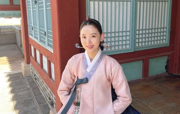 강한나, 어둠 속에서도 빛날 단아한 매력…따라올 자 없네[TEN★]